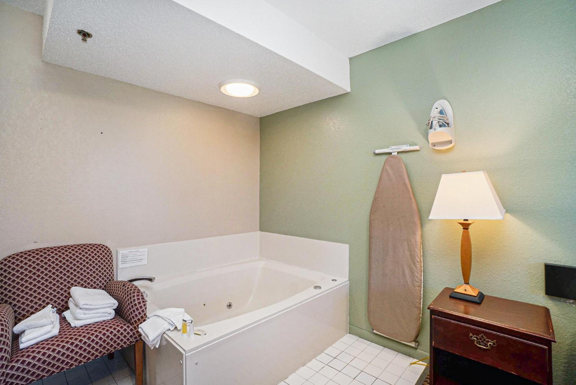 Hotel Super 8 By Wyndham Mt. Pleasant à Mount Pleasant Extérieur photo