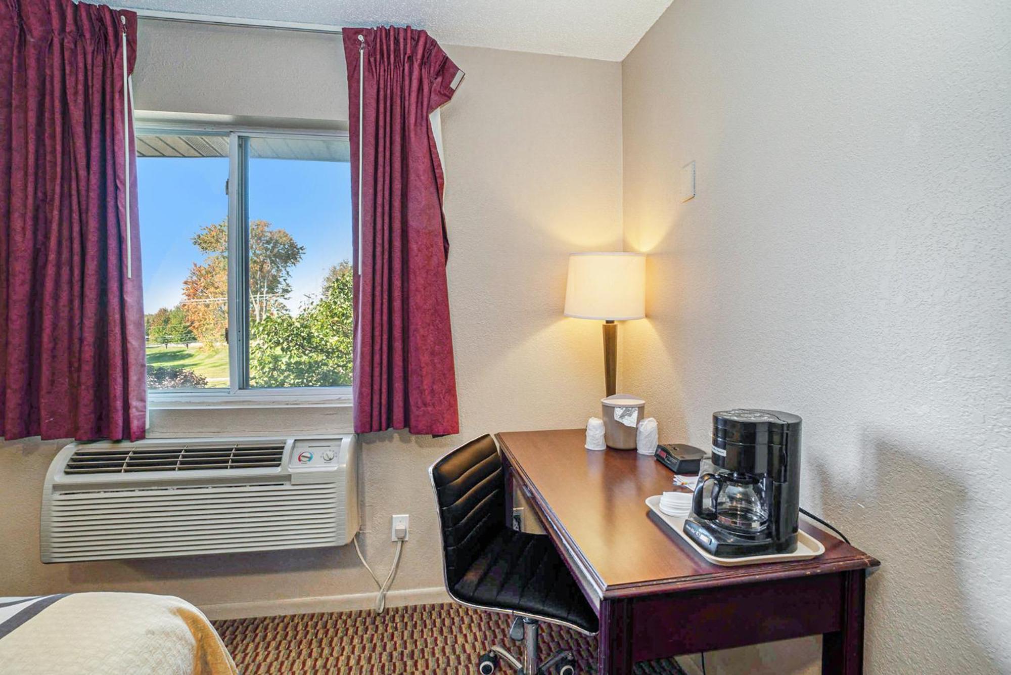 Hotel Super 8 By Wyndham Mt. Pleasant à Mount Pleasant Extérieur photo