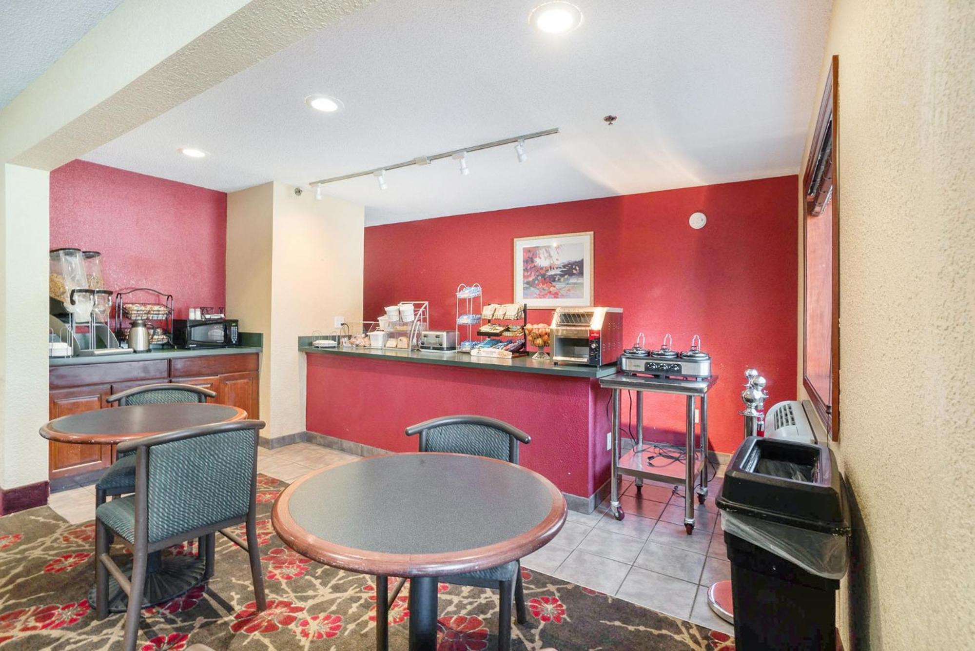 Hotel Super 8 By Wyndham Mt. Pleasant à Mount Pleasant Extérieur photo