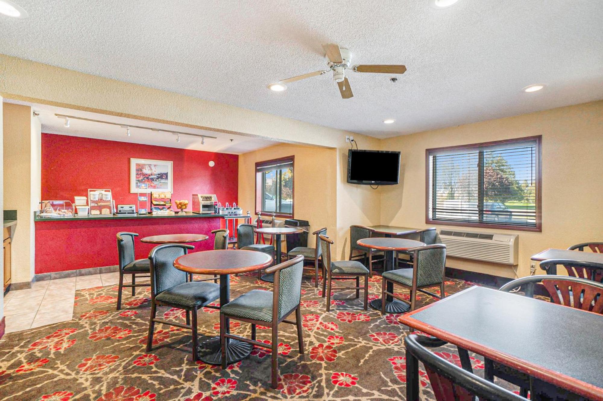 Hotel Super 8 By Wyndham Mt. Pleasant à Mount Pleasant Extérieur photo