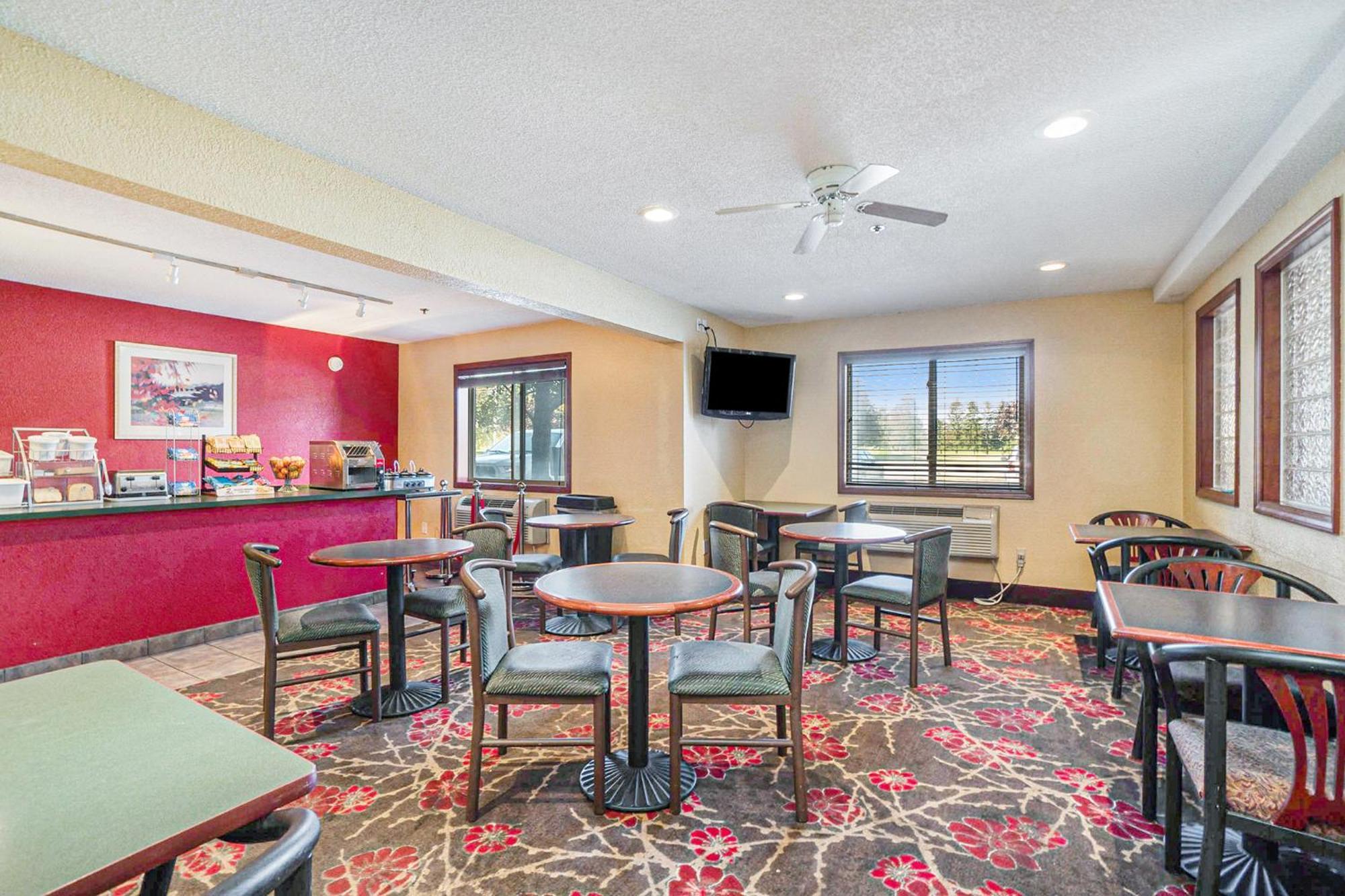 Hotel Super 8 By Wyndham Mt. Pleasant à Mount Pleasant Extérieur photo