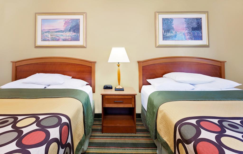 Hotel Super 8 By Wyndham Mt. Pleasant à Mount Pleasant Extérieur photo
