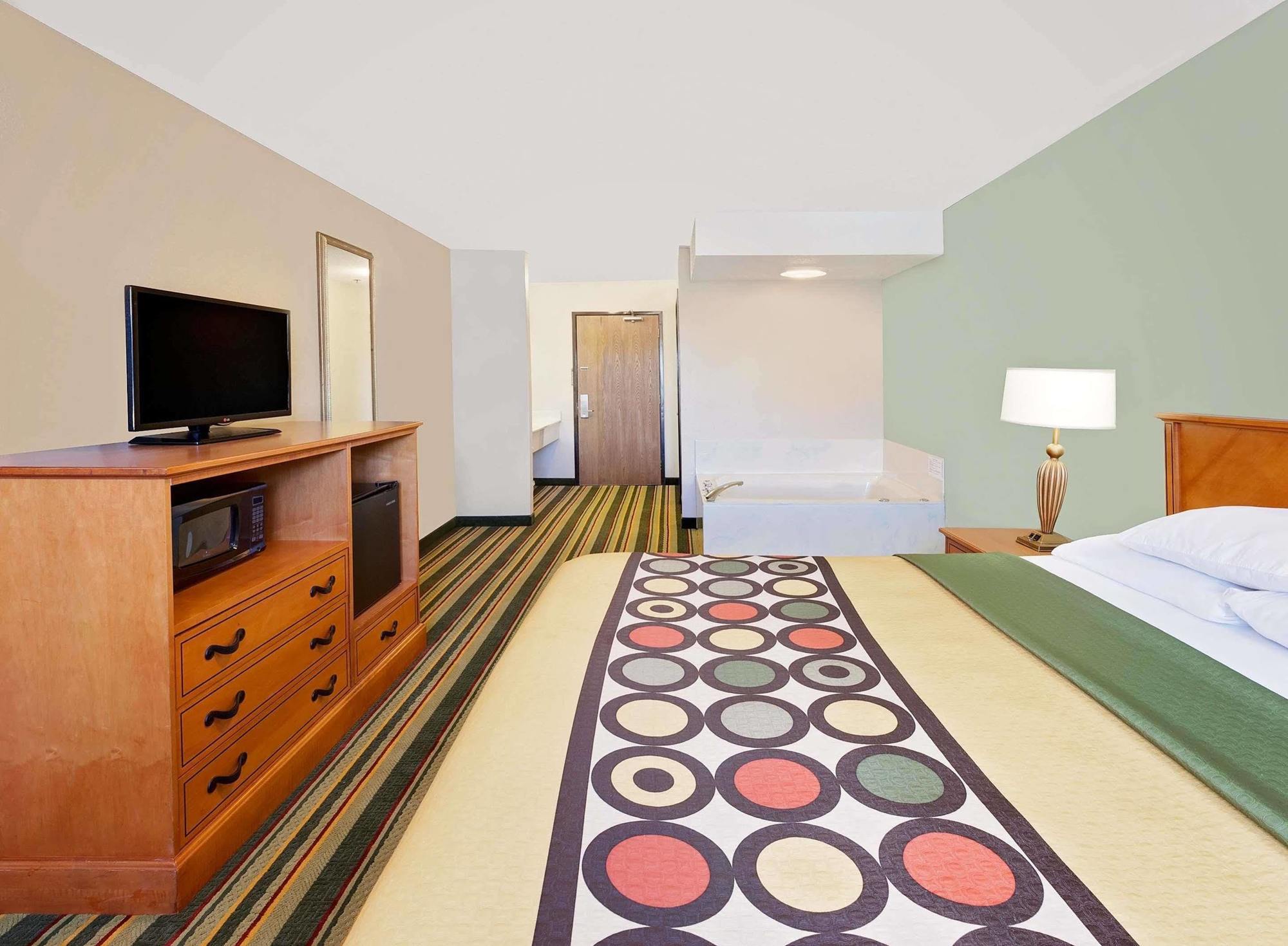 Hotel Super 8 By Wyndham Mt. Pleasant à Mount Pleasant Extérieur photo